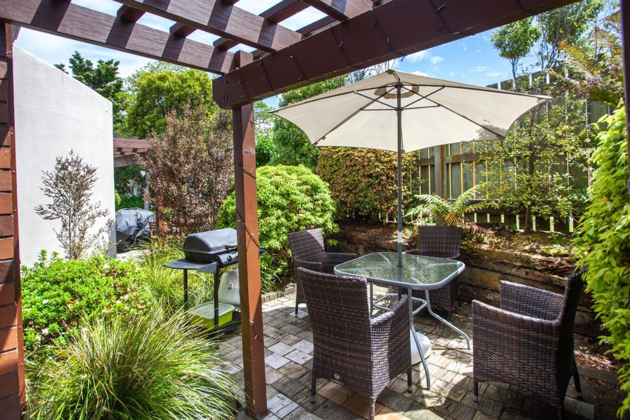 Cascades Lakefront Motel Τούπο Εξωτερικό φωτογραφία A patio with a pergola