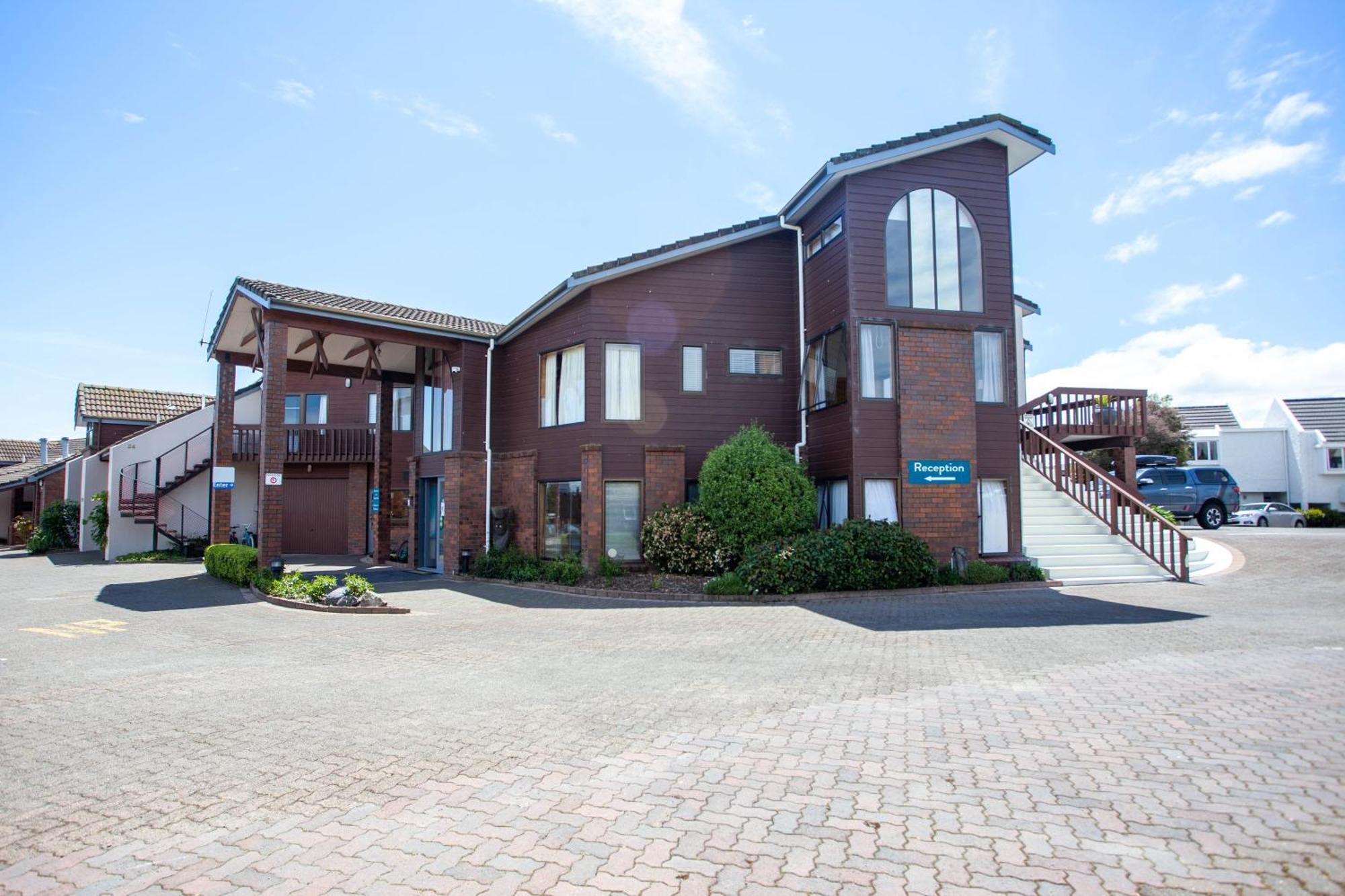 Cascades Lakefront Motel Τούπο Δωμάτιο φωτογραφία The former headquarters of the company in the town of Iwakuni, Yamaguchi Prefecture