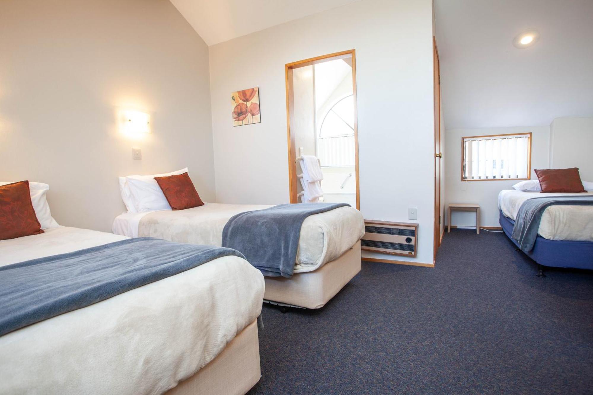 Cascades Lakefront Motel Τούπο Δωμάτιο φωτογραφία A typical motel room
