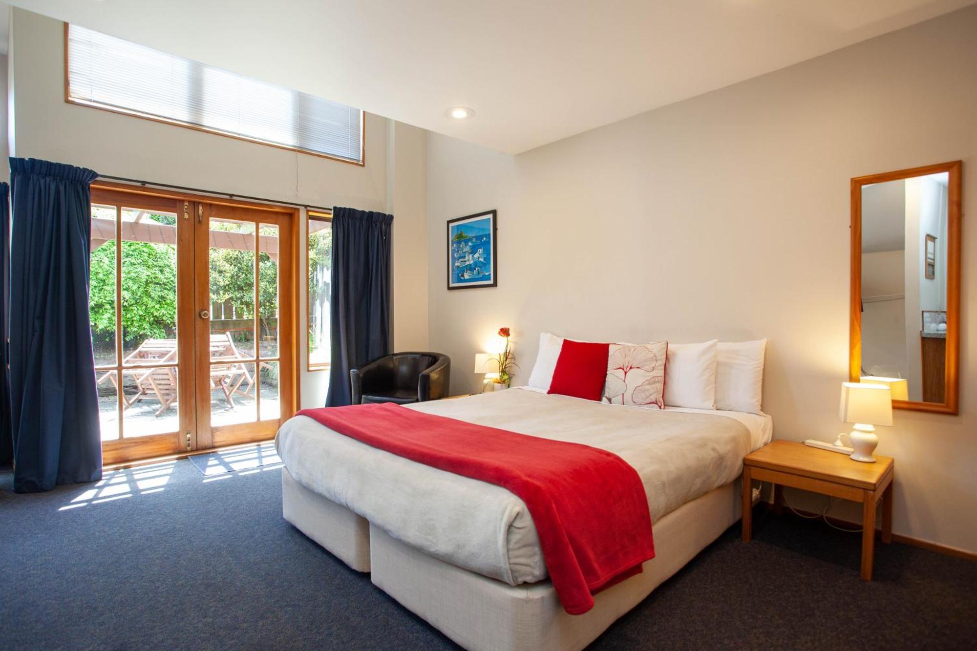 Cascades Lakefront Motel Τούπο Δωμάτιο φωτογραφία A typical motel room