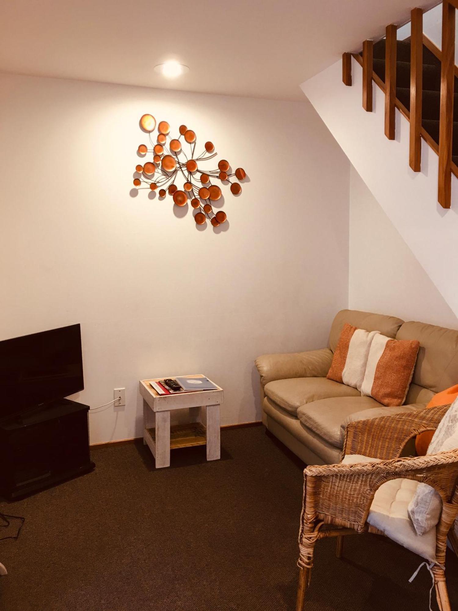Cascades Lakefront Motel Τούπο Εξωτερικό φωτογραφία A living room