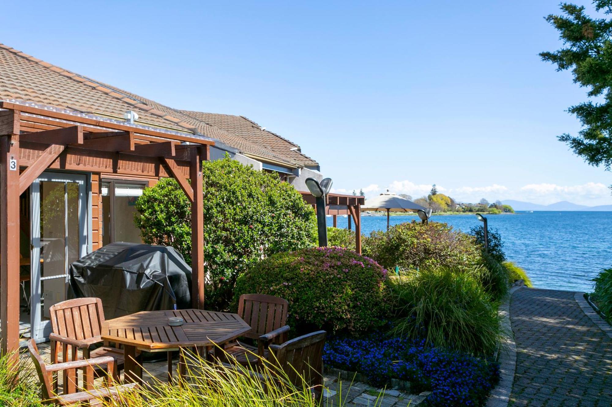 Cascades Lakefront Motel Τούπο Εξωτερικό φωτογραφία A view of Lake Taupo from the resort