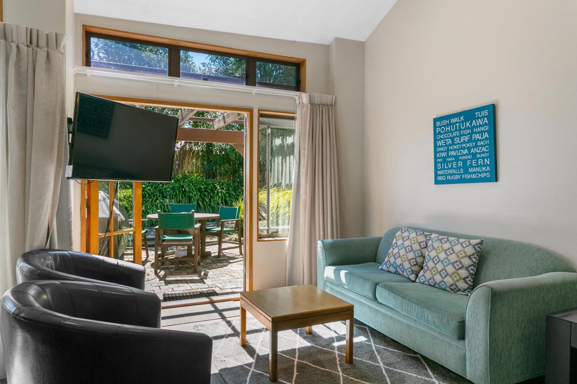 Cascades Lakefront Motel Τούπο Εξωτερικό φωτογραφία Living room at the Lodge