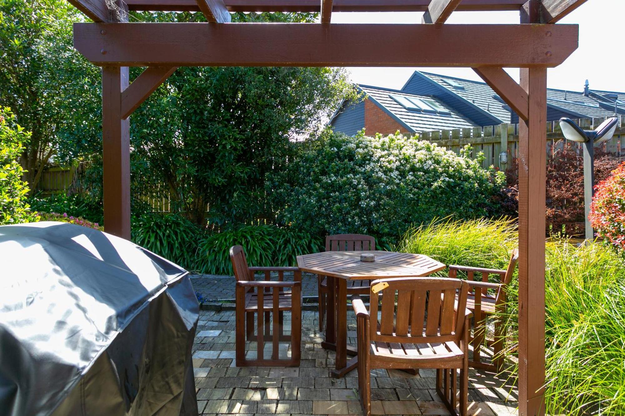 Cascades Lakefront Motel Τούπο Εξωτερικό φωτογραφία A pergola in a backyard