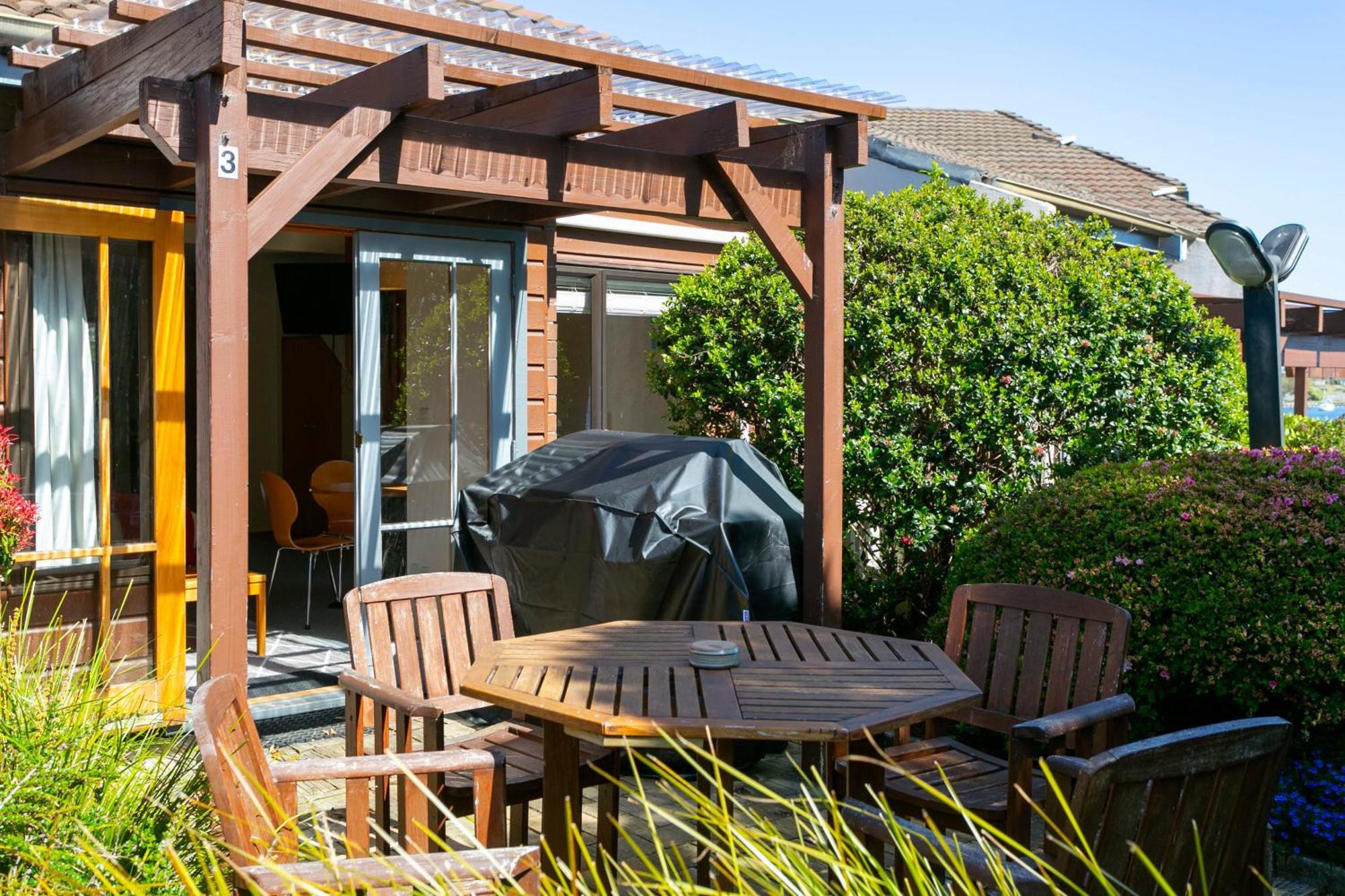 Cascades Lakefront Motel Τούπο Εξωτερικό φωτογραφία A pergola in a garden
