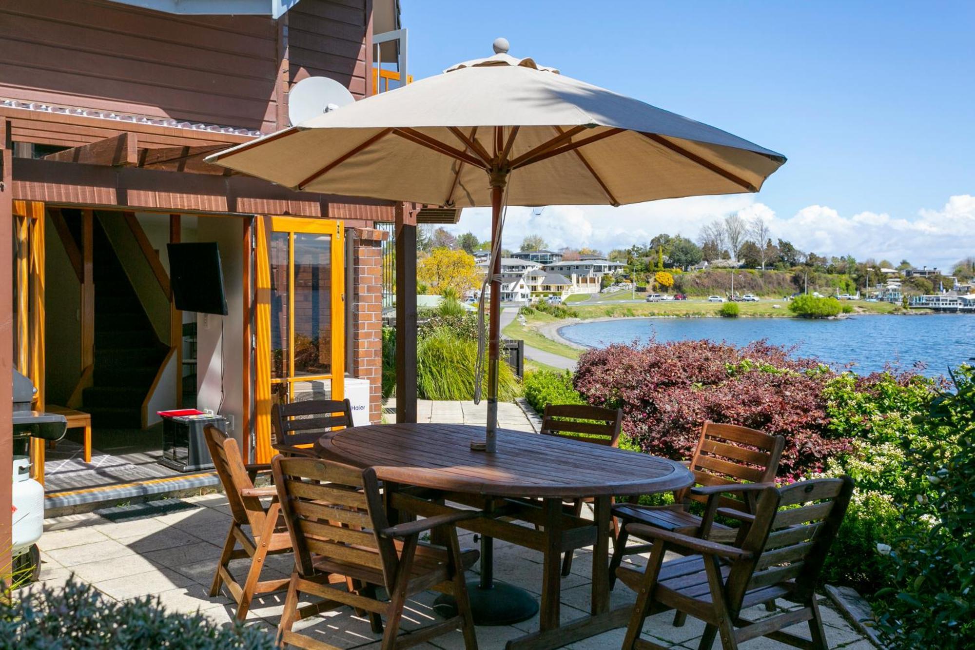 Cascades Lakefront Motel Τούπο Εξωτερικό φωτογραφία A patio umbrella