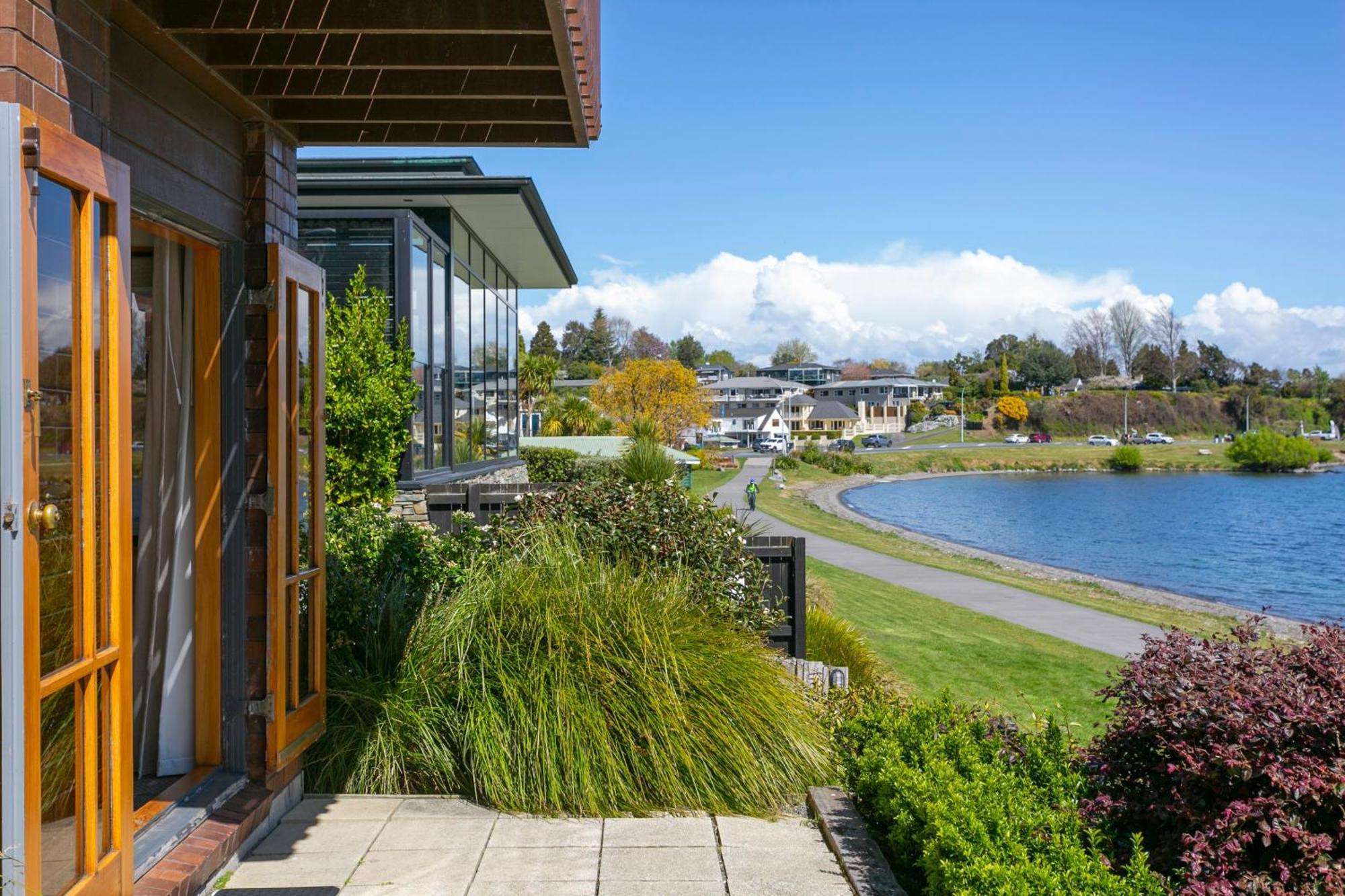 Cascades Lakefront Motel Τούπο Εξωτερικό φωτογραφία View of the lake from the library